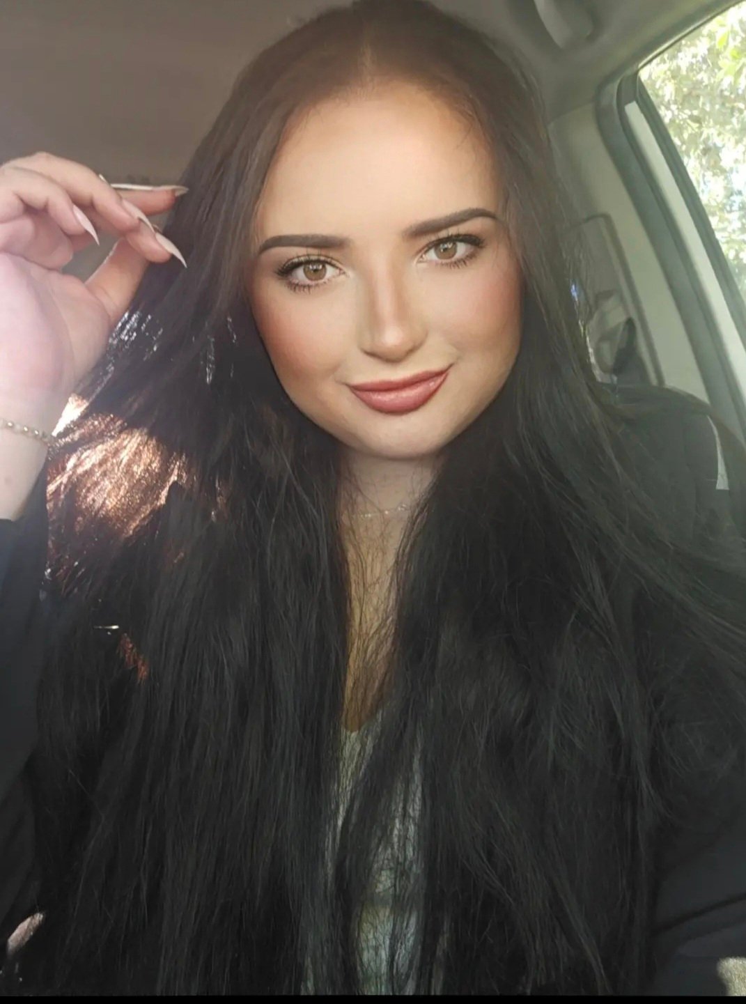 Deborah Feathers Headshot